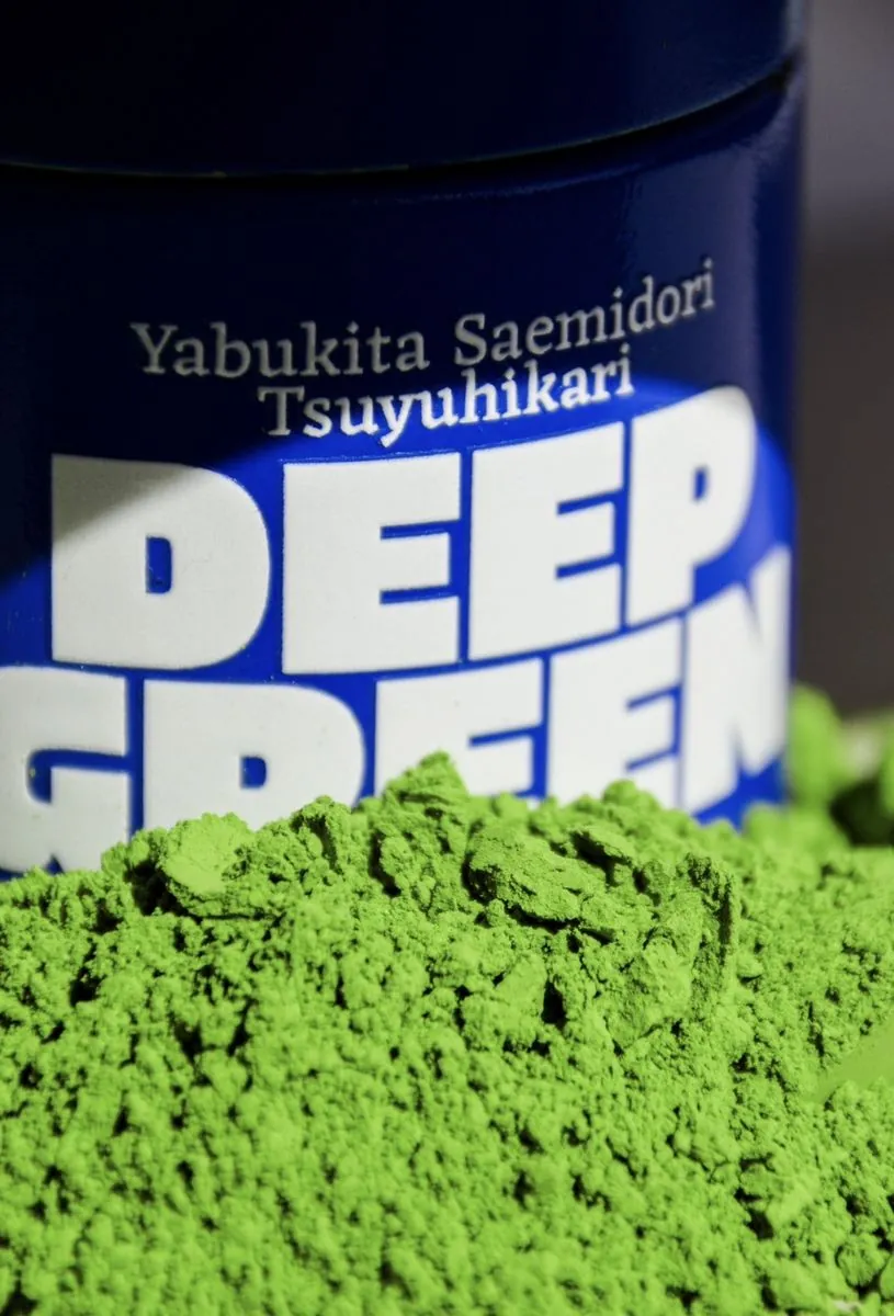Canette Deep Green derrière un tas de poudre de gyokuro