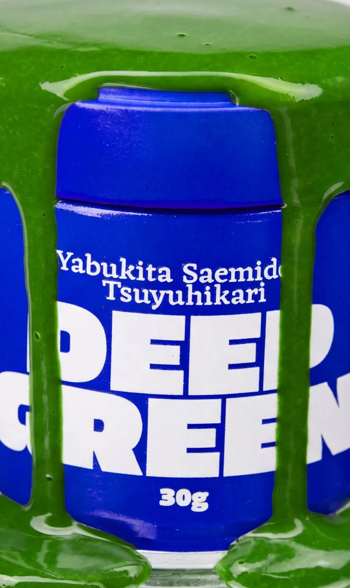 Canette Deep Green recouverte de thé vert qui coule
