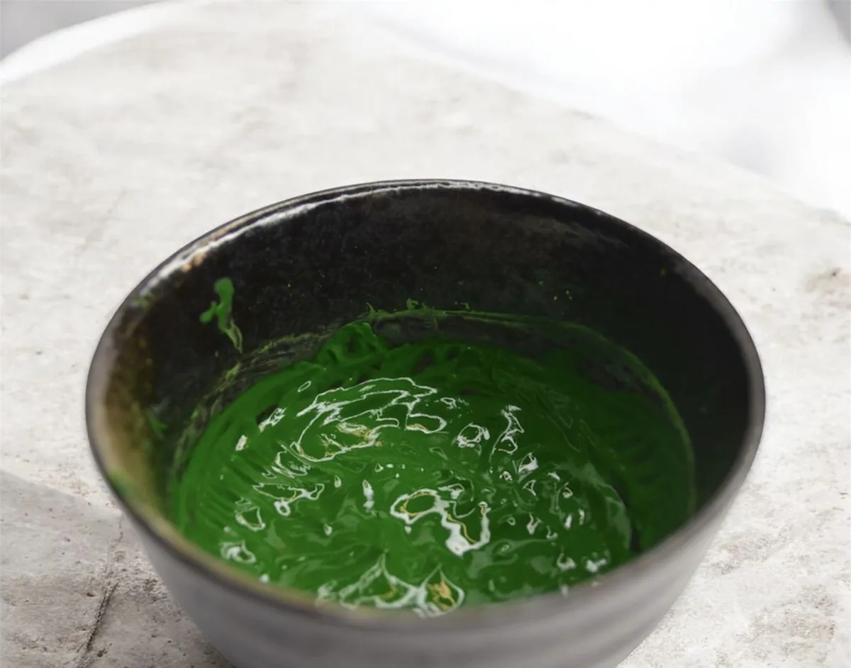 Bol de Deep Green fraîchement préparé, d'un vert profond